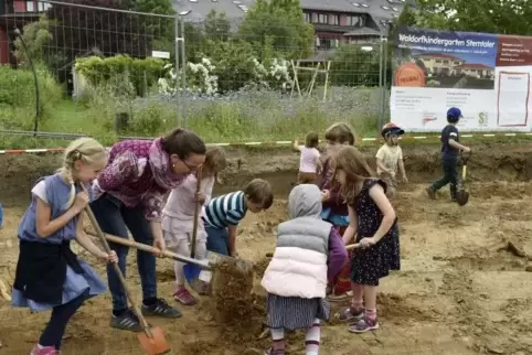 Gemeinsam buddeln macht Spaß – besonders, wenn es um ein neues Gebäude für den eigenen Waldorf-Kindergarten geht.  Foto: BOLTE
