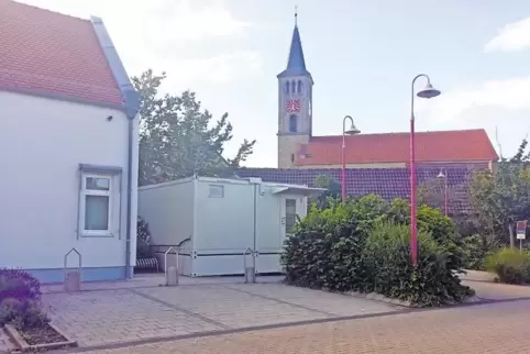 Die Kunden können ab 17. Juni die mobile Filiale zwischen Bank und Kirche nutzen.