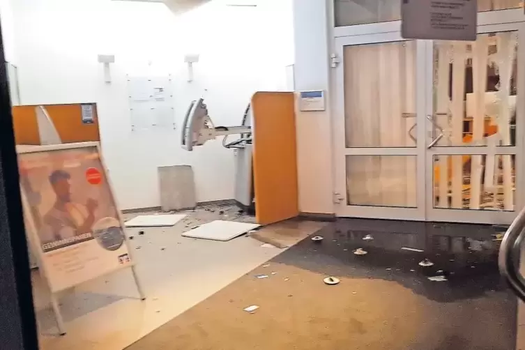Die VR-Bank-Filiale in Dannstadt ist durch die Sprengung arg in Mitleidenschaft gezogen worden und wird saniert.