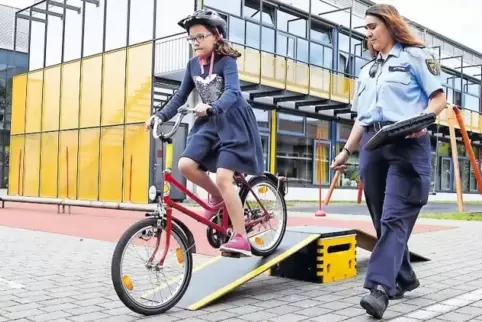 Geschicklichkeitsaufgaben zählen zum Fahrradwettbewerb. Hier versucht sich Maylin Schurawel, beobachtet von Emine Etyemez von de