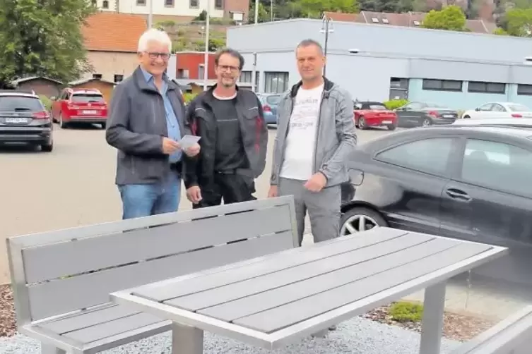 Bei der Übergabe der Picknick-Bänke (von links) Ortsbürgermeister Jürgen Noll, Hartmuth Knerr und Thomas Cronauer.