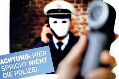 Falsche Polizeibeamte erbeuten oft fünf- oder sogar sechsstellige Summen.