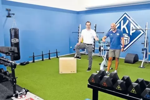 Mannschaftsarzt Nils Veith (links) und Trainer Patrick Fischer im neuen Athletikraum des FKP.