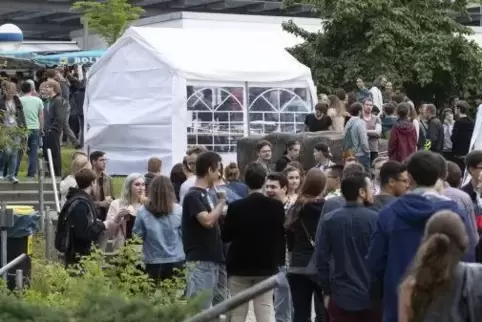  In Feierlaune: Besucher des AStA-Sommerfests in Kaiserslautern.  Foto: view