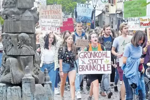 Mit deutlichen Botschaften durch die Kleine Residenz: Rund 200 Personen nahmen gestern an „Fridays for Future“ in Kirchheimbolan