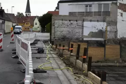 Mit Ketten hat die Firma versucht zu verhindern, dass die Wände Richtung Baugrube abrutschen.  Foto: BOLTE