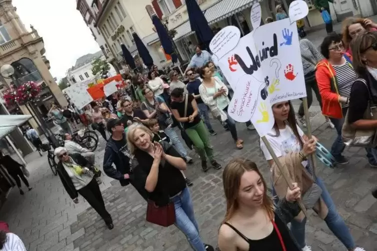 Protest von Erzieherinnen in Landau.  Foto: van