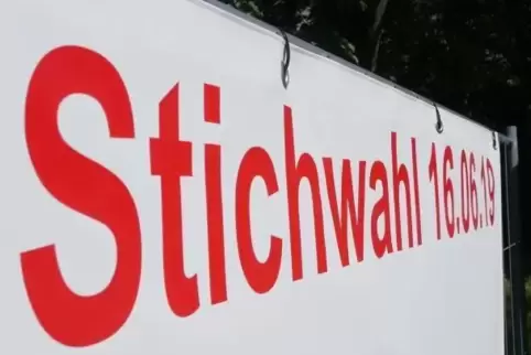 Ein Banner in Altenglan ruft zur Stichwahl am 16. Juni auf.  Foto: Sayer 