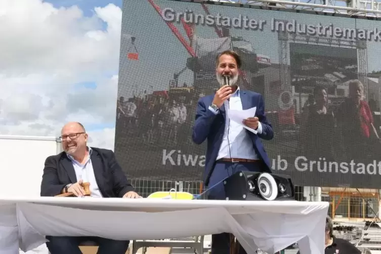 Mobile Versteigerung beim Industriemarkt Grünstadt, Auktionator Thorsten Keuchel (links) und Vorsitzender des Wirtschaftsforums 