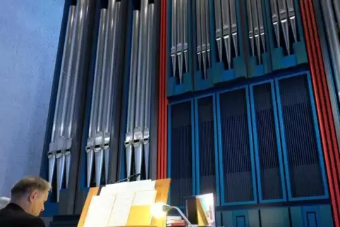 „Ein Notre-Dame-Feeling“ biete die große Rieger-Orgel in der Heilig-Kreuz-Kirche, lobt Organist Christian Brembeck. Foto: Mosche