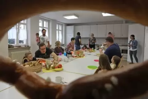 Vätern und Kindern schmeckt das reichhaltige Frühstück. Foto: van