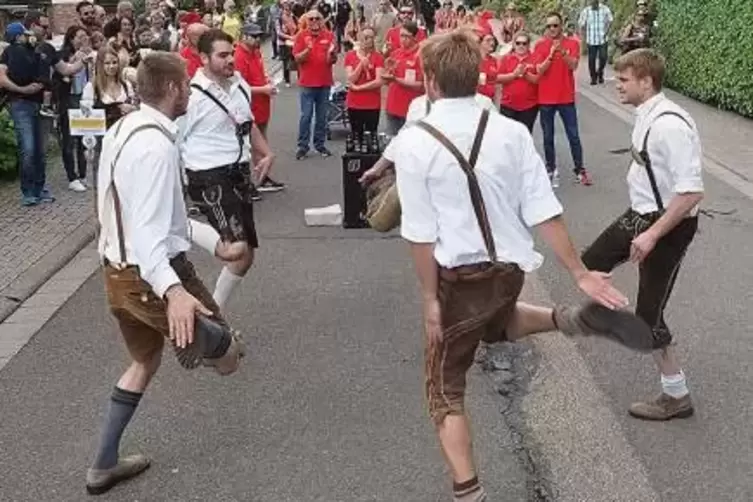 ... bis zu den Gro&szlig;steinhauser Schuhplattlern. Foto: Moschel