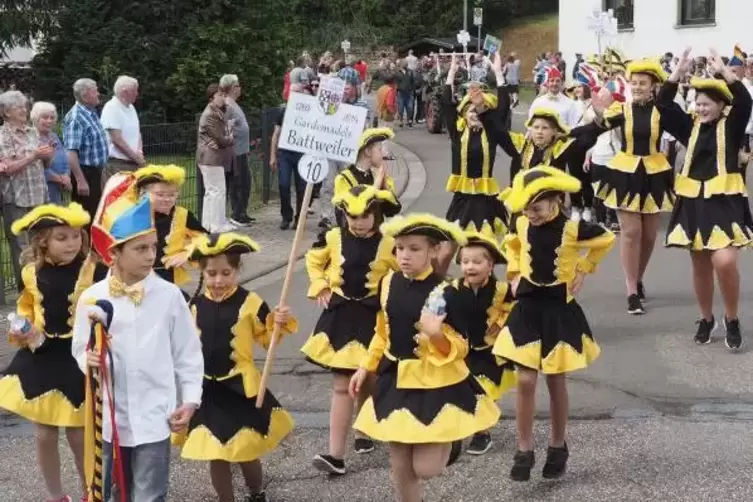... und die Gardem&auml;dels aus Battweiler. Foto: Moschel