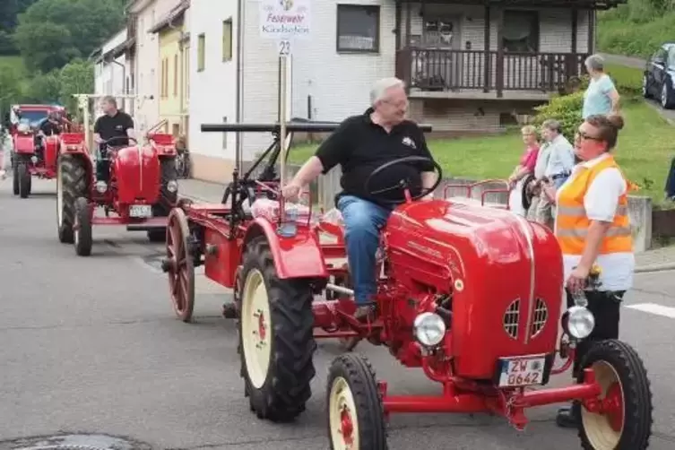 Die K&auml;shofer Feuerwehr bildet mit drei Rotnasen den Abschluss des gro&szlig;en Umzugs. Foto: Moschel