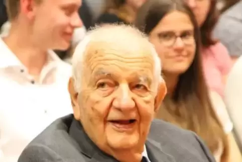 Alfred Grosser beim Abschluss des Erasmusprojekts am Freitagabend in der Aula des Schulzentrums.  Foto: Alve