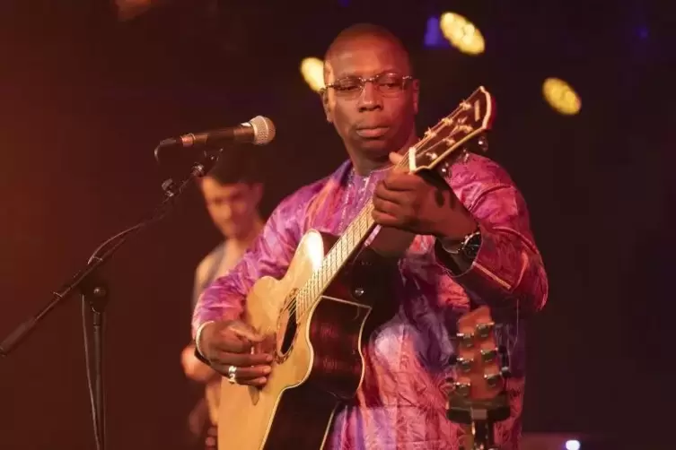 Ruhig fließende Melodien entlockt Weltklasse-Musiker Vieux Farka Touré seinen Gitarren.  Foto: VIEW