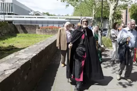 Herold Klaus Frölich ist bei einer Stadtführung von der Barbarossaburg zur Stiftskirche unterwegs. Er ließ als einstiger „Hochze