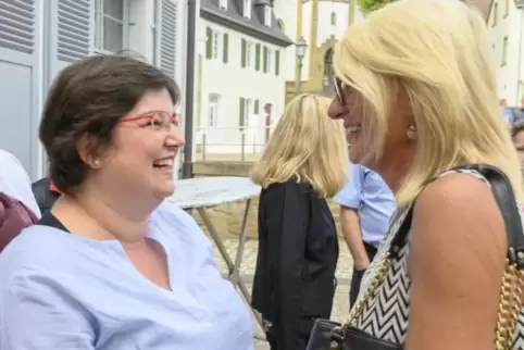 Heike Saladin (rechts) gratuliert der künftigen Stadtbürgermeisterin von Lauterecken, Isabel Steinhauer-Theis. Foto: m. hoffmann