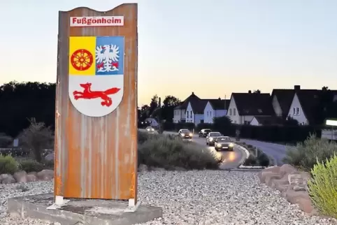 Die Stele thront auf dem Hügel und begrüßt Autofahrer in Fußgönheim. Sie verabschiedet sie auch wieder.