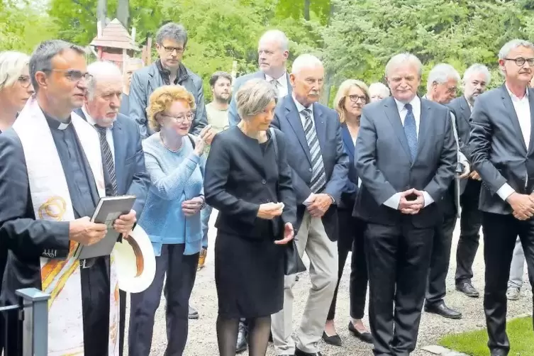 Gemeinsames Gedenken gestern am Grab von Alt-Kanzler Helmut Kohl: Maike Kohl-Richter (Mitte) mit (von links): OB Stefanie Seiler