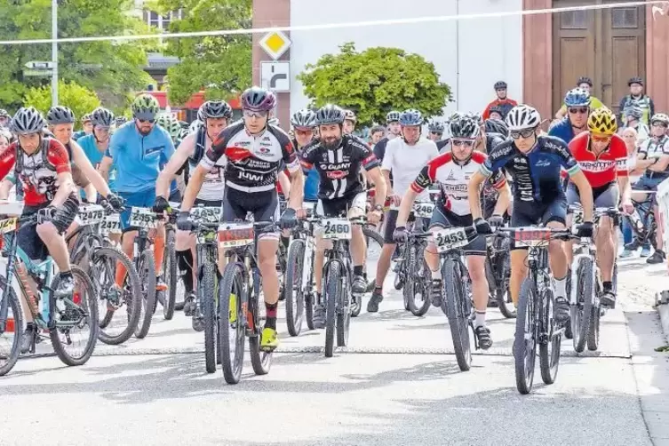 66 Biker starteten in der Spirkelbacher Dorfmitte. Vorne rechts mit der Startnummer 1397 der Abonnementsieger des 25-Kilometer-R
