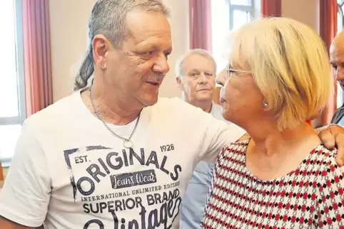Eine freundliche Umarmung gab’s nach Bekanntgabe des Wahlergebnisses im Waldfischbacher Ratssaal : Sieger Michael Oestreicher un