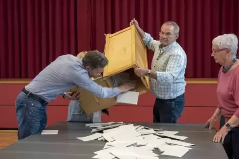Noch einmal mussten in fünf Kommunen des Landkreises die Urnen geleert werden.  Foto: Iversen