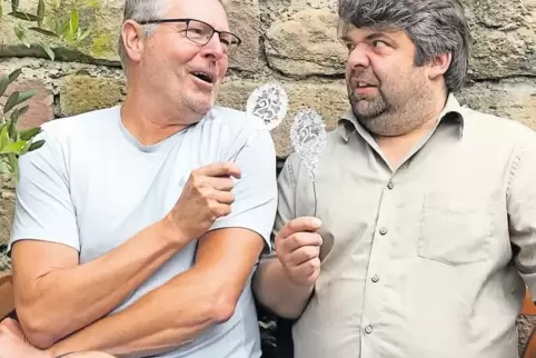 Beliebtes Pfälzer Kabarett-Duo (von links): Bernhard Weller, alias Aniliner „Friedel Spitz“, und Götz Valter, alias Winzer „Euge