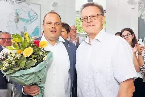 Alter und neuer Bürgermeister: Otto Reiland (rechts) und Patrick Fassott im Waldseer Rathaus.