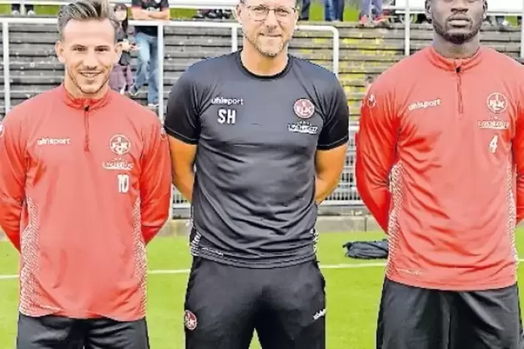 Zwei Neue beim FCK: Simon Skarlatidis (links) und José-Junior Matuwila (rechts) rahmen Trainer Sascha Hildmann ein.