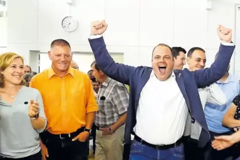 Hände hoch, Jubelschrei: Patrick Fassott freut sich über den Wahlsieg. Hinter ihm (links im Bild) steht sein Herausforderer Stef