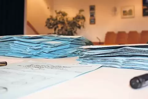 Die Stapel deuten es schon an – die Stichwahl in Fußgönheim ist eine eindeutige Angelegenheit.