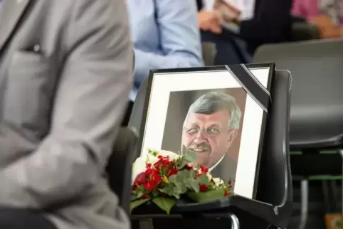Ein gerahmtes Porträtfoto des erschossenen Kasseler Regierungspräsidenten Walter Lübcke (CDU) steht am Sonntag beim großen Festu