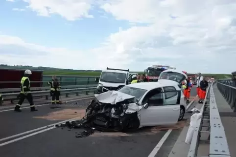  Völlig zerstört wurde der Wagen der beiden Frauen.  Foto: Brand 