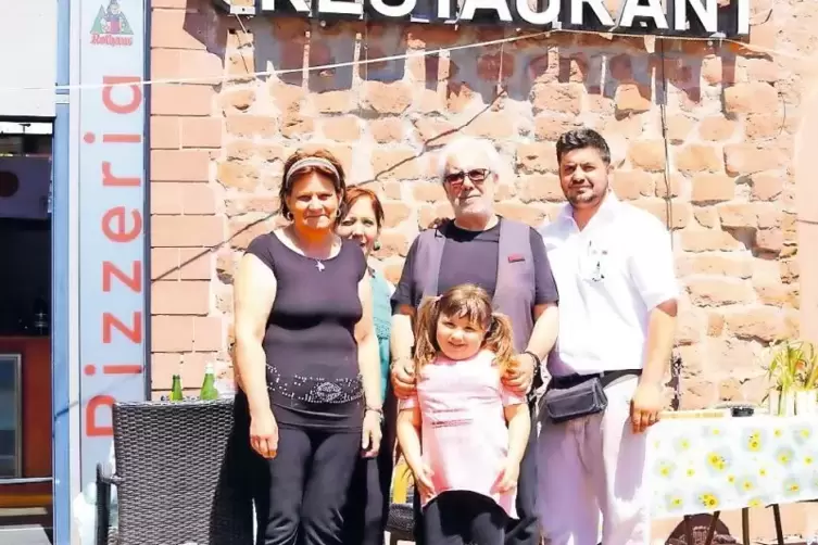Familienbetrieb: Turm-Herr Angelo Montana (Mitte) mit seiner Frau Gabriele (links) und Sohn Salvatore. Vorne: Enkelin Laura und 