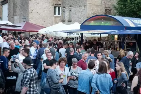Beim Turn- und Schlossfest in der Schlossgasse in Lauterecken spielte am Samstagabend unter anderem die Band "Complete". Foto: S