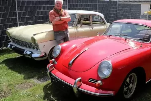 Ludwig Pfanger und seine Oldtimer: Hier mit seinem Porsche 356 und dem Ford Taunus 17 M (P2) . Foto: Iversen