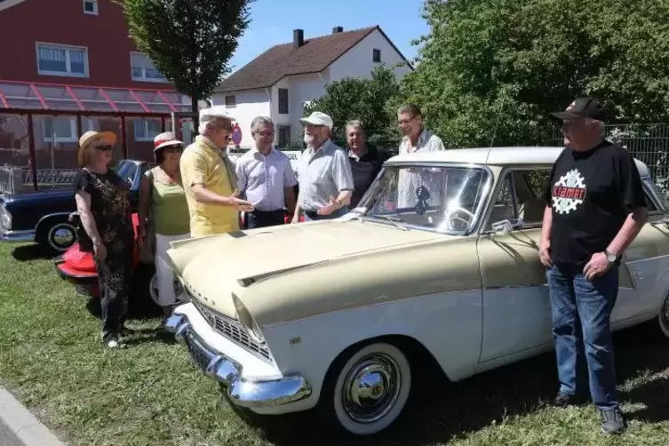 Bei der Steinweilerer Oldtimerausstellung war Ludwig Pfanger mit seinem Barock Engel (Ford Taunus) vor Ort.  Foto: van