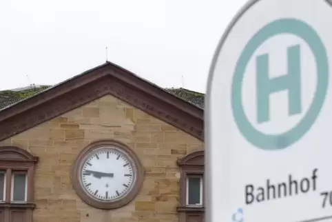 Rechts halten die Busse, links hält die Uhr seit Monaten bei 8.46 Uhr still.  Foto: Moschel