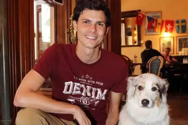 Benjamin Martins mit Australian-Shepherd-H&uuml;ndin M&uuml;sli, die am Mittwoch auch bei der Film-Premiere dabei sein wird.  Foto: Lenz