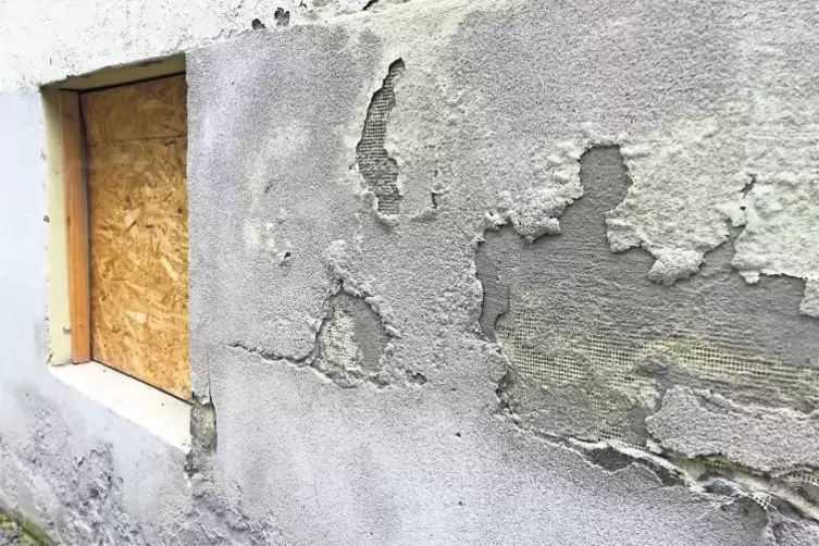 Der Putz am Sockel des Hauses br&ouml;ckelt schon ab, die Fenster sind mit Brettern verschlossen.