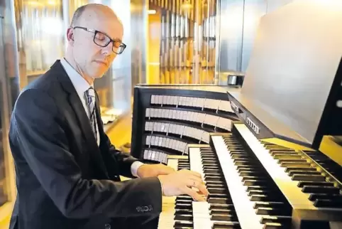Spielt mit geschlossenen Augen: Domorganist Markus Eichenlaub.