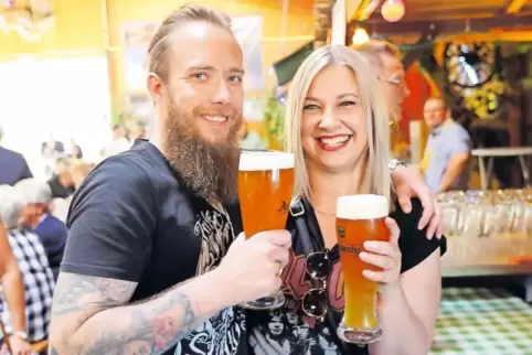 Bier verbindet: in diesem Fall Julia aus Speyer und Justin aus England.