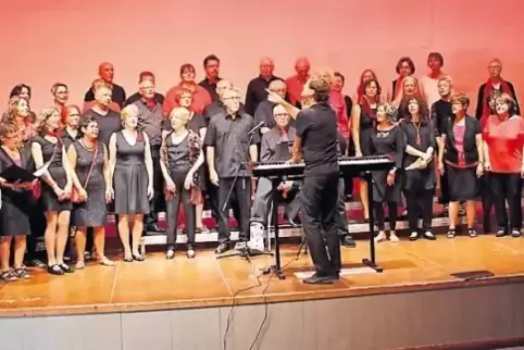 60 Sänger singen in den beiden Chören.