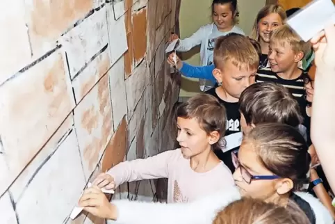 Die Rockenhausener Schülerinnen und Schüler steckten ihre Zukunftswünsche in die Ritzen einer selbstgebauten Klagemauer.