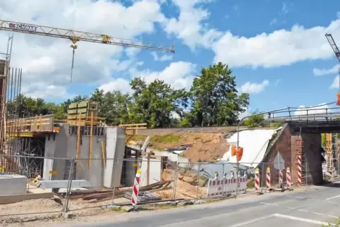 Baustelle: An der Asselheimer Eisenbahnbrücke wird seit November gebaut. Die heiße Phase beginnt am 1. Juli, die Weinstraße wird