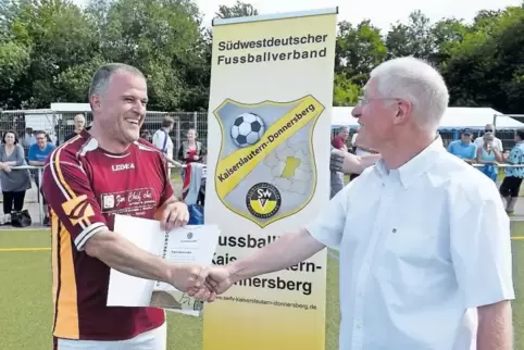 „Mit vorbildlichem Fleiß und herausragenden persönlichen Charakterzügen ist er stets eine wichtige Stütze des Vereins“, hatte de