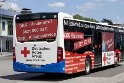 Zwei Busse mit Hybrid-Antrieb haben die Stadtwerke derzeit im Fuhrpark.  Foto: VIEW