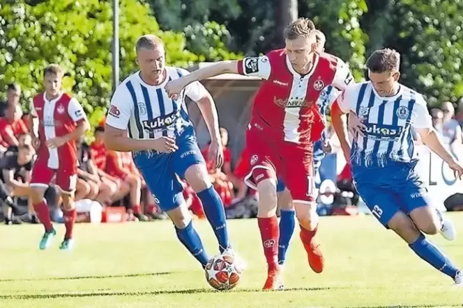Der neue FCK-Stürmer Andri Rúnar Bjarnason (Mitte) wird von den Rodenbachern Constatin Miller (links) und Tim Hotopp bedrängt.