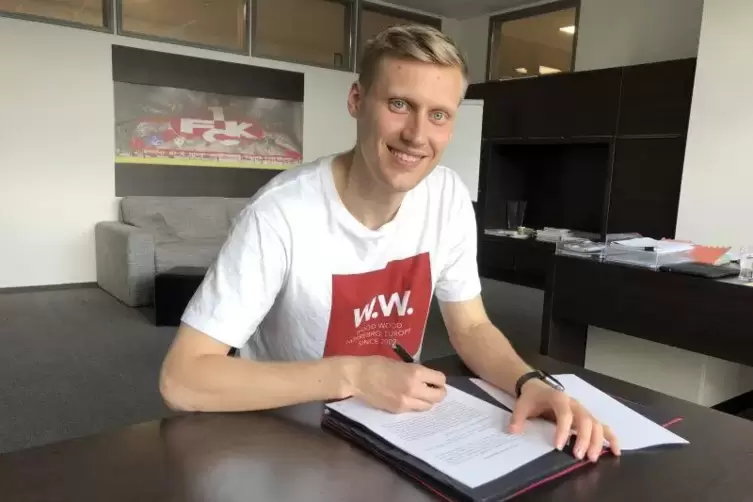 Perfekt! Andri Rúnar Bjarnason unterschreibt seinen Vertrag beim 1. FC Kaiserslautern. Foto: FCK/FREI 